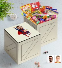 Kişiye Özel Süper Baba Çocuk Karikatürlü Ahşap Kutuda Nostaljik Lezzetler Hediye Seti