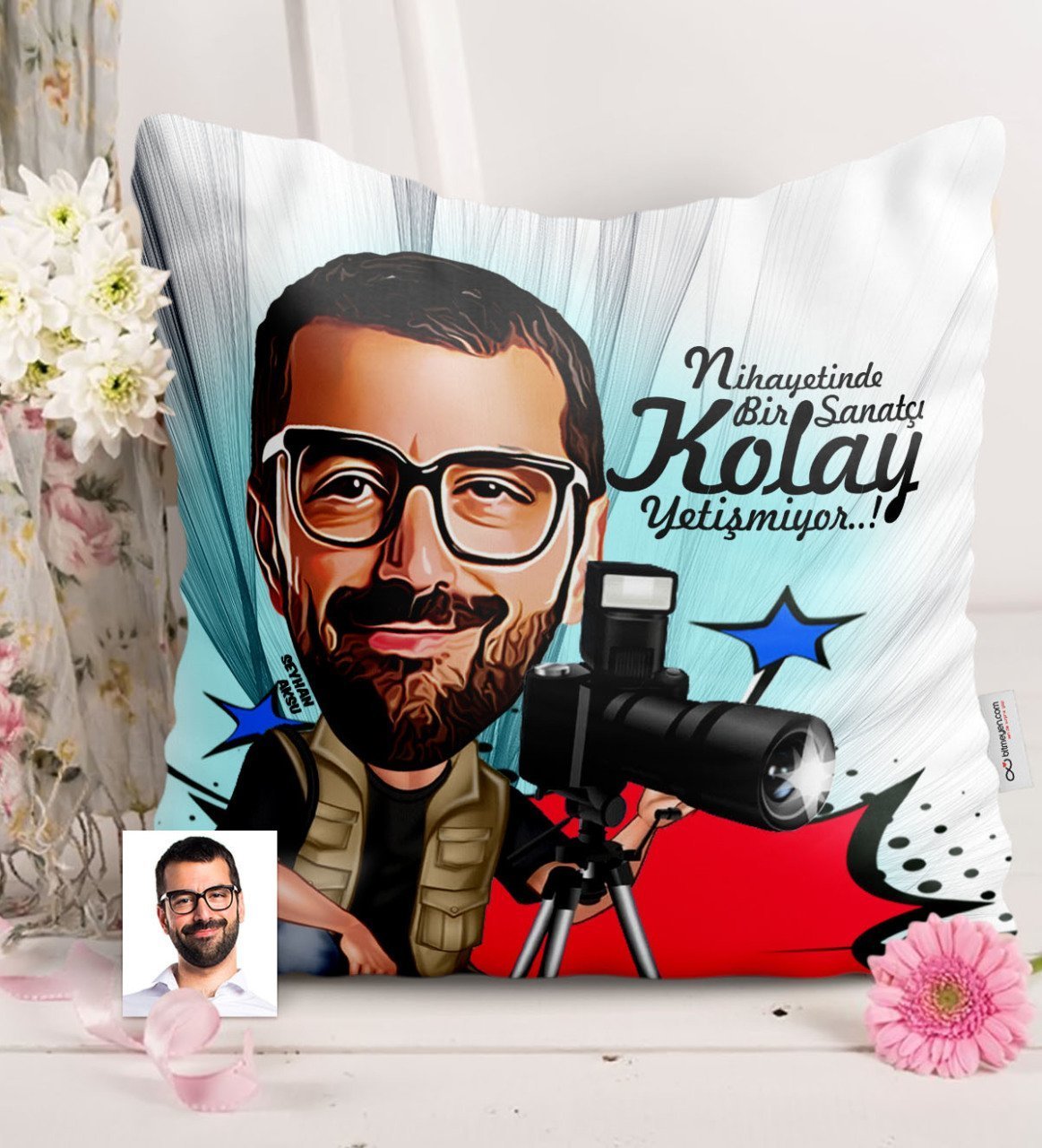 Kişiye Özel Bay Fotoğraf Sanatçısı Karikatürlü Saten Yastık - 1
