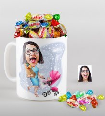 Kişiye Özel Ev Hanımı Karikatürlü Kupa ve Haribo Fruitbons Şeker Hediye Seti-1