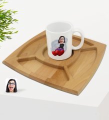 Kişiye Özel Kadın Karikatürlü Beyaz Kupa ve Doğal Masif Ahşap 4 Bölmeli Sunum Tabağı Çerezlik Hediye Seti-2