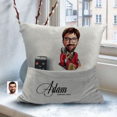 BK Gift Kişiye Özel Boss Baba Karikatür Tasarımlı Organizer Kumanda ve Atıştırmalık Cepli Gri Kırlent Yastık-4 Arkadaşa Hediye, Cepli Yastık