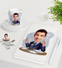 Kişiye Özel Erkek Spiker Karikatürlü Beyaz Defter Kalem Türk Kahvesi Fincanı Seti-1