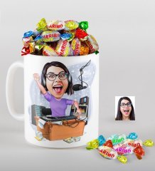 Kişiye Özel Bayan Radyocu Karikatürlü Kupa ve Haribo Fruitbons Şeker Hediye Seti