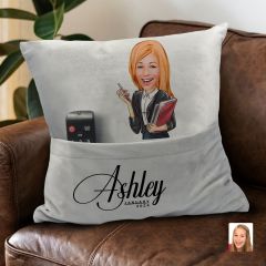 BK Gift Kişiye Özel Boss Anne Karikatür Tasarımlı Organizer Kumanda ve Atıştırmalık Cepli Gri Kırlent Yastık- 8 Arkadaşa Hediye, Cepli Yastık