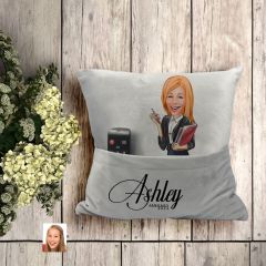 BK Gift Kişiye Özel Boss Anne Karikatür Tasarımlı Organizer Kumanda ve Atıştırmalık Cepli Gri Kırlent Yastık- 8 Arkadaşa Hediye, Cepli Yastık