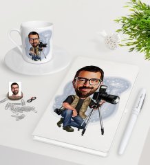 Kişiye Özel Erkek Profesyonel Fotoğrafçı Karikatürlü Beyaz Defter Kalem Türk Kahvesi Fincanı Seti-1