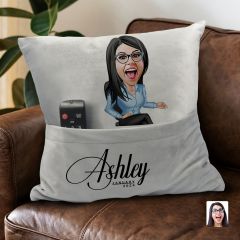 BK Gift Kişiye Özel Boss Anne Karikatür Tasarımlı Organizer Kumanda ve Atıştırmalık Cepli Gri Kırlent Yastık- 5 Arkadaşa Hediye, Cepli Yastık