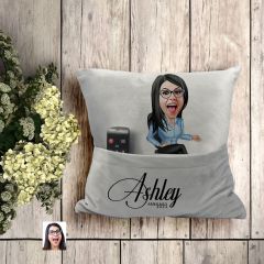 BK Gift Kişiye Özel Boss Anne Karikatür Tasarımlı Organizer Kumanda ve Atıştırmalık Cepli Gri Kırlent Yastık- 5 Arkadaşa Hediye, Cepli Yastık