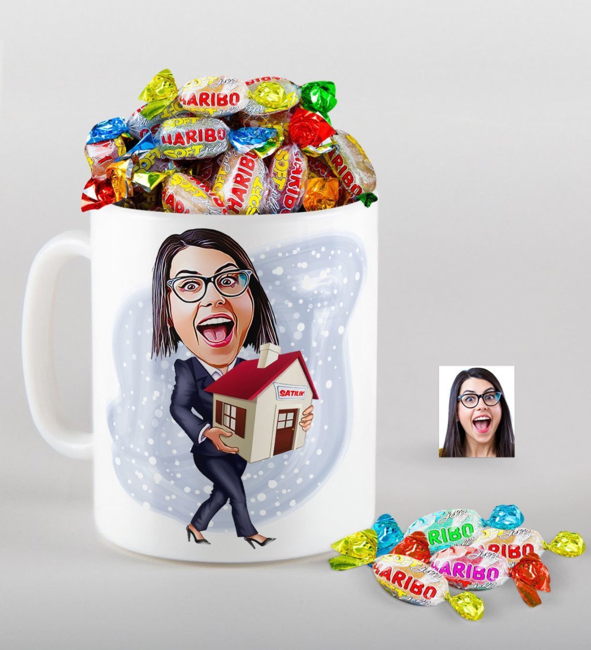 Kişiye Özel Bayan Emlakçı Karikatürlü Kupa ve Haribo Fruitbons Şeker Hediye Seti-1