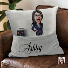 BK Gift Kişiye Özel Boss Anne Karikatür Tasarımlı Organizer Kumanda ve Atıştırmalık Cepli Gri Kırlent Yastık- 4 Arkadaşa Hediye, Cepli Yastık