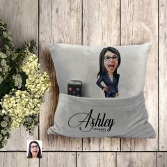 BK Gift Kişiye Özel Boss Anne Karikatür Tasarımlı Organizer Kumanda ve Atıştırmalık Cepli Gri Kırlent Yastık- 4 Arkadaşa Hediye, Cepli Yastık