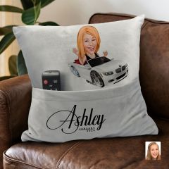 BK Gift Kişiye Özel Boss Anne Karikatür Tasarımlı Organizer Kumanda ve Atıştırmalık Cepli Gri Kırlent Yastık- 3 Arkadaşa Hediye, Cepli Yastık