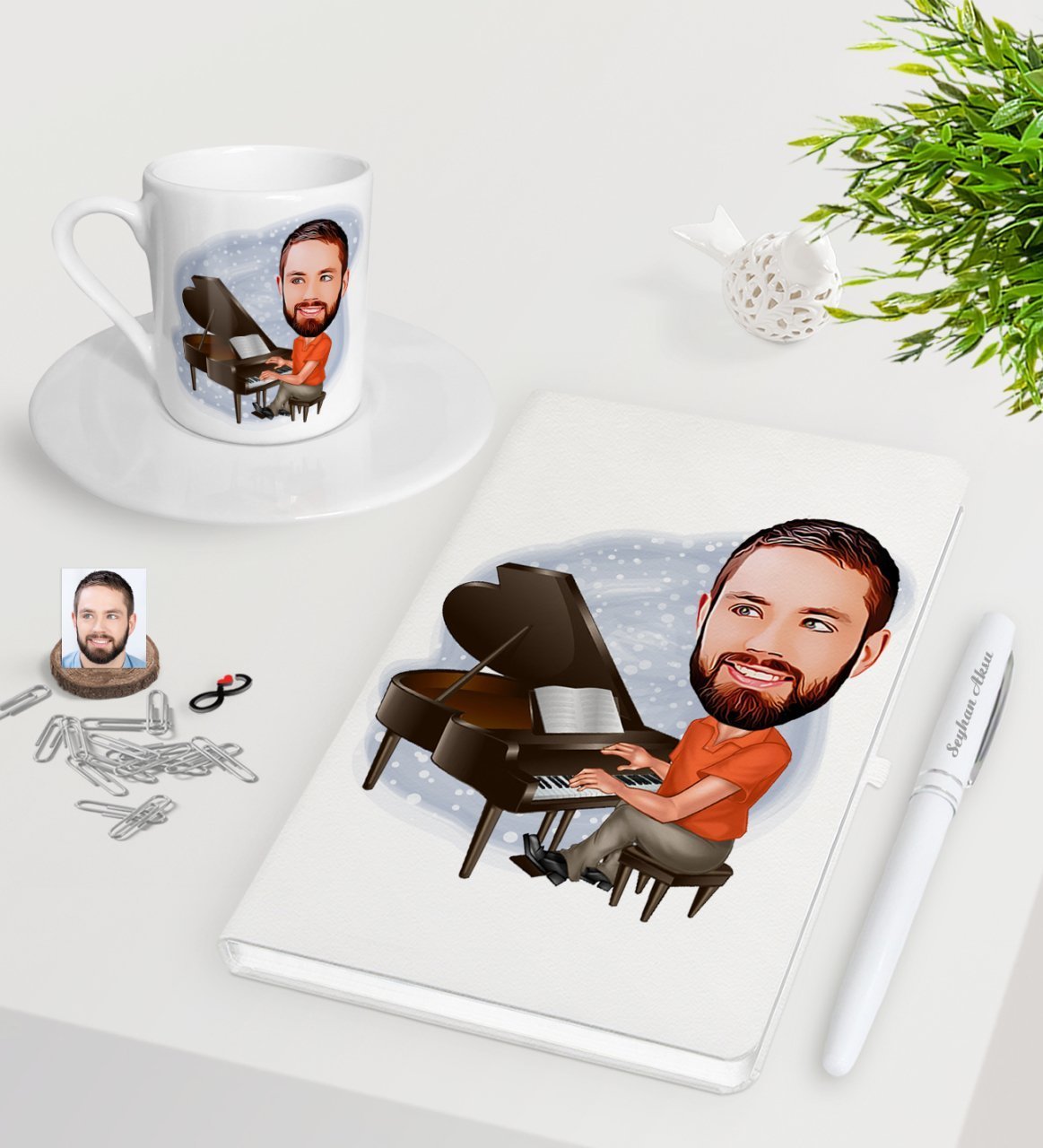 Kişiye Özel Erkek Piyanist Karikatürlü Beyaz Defter Kalem Türk Kahvesi Fincanı Seti