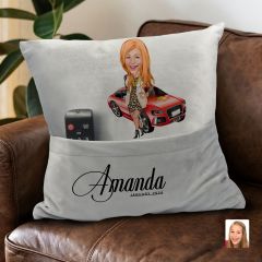 BK Gift Kişiye Özel Boss Anne Karikatür Tasarımlı Organizer Kumanda ve Atıştırmalık Cepli Gri Kırlent Yastık- 2 Arkadaşa Hediye, Cepli Yastık