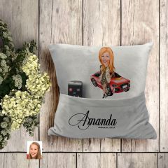 BK Gift Kişiye Özel Boss Anne Karikatür Tasarımlı Organizer Kumanda ve Atıştırmalık Cepli Gri Kırlent Yastık- 2 Arkadaşa Hediye, Cepli Yastık