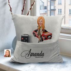 BK Gift Kişiye Özel Boss Anne Karikatür Tasarımlı Organizer Kumanda ve Atıştırmalık Cepli Gri Kırlent Yastık- 2 Arkadaşa Hediye, Cepli Yastık