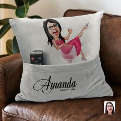 BK Gift Kişiye Özel Boss Anne Karikatür Tasarımlı Organizer Kumanda ve Atıştırmalık Cepli Gri Kırlent Yastık- 1 Arkadaşa Hediye, Cepli Yastık
