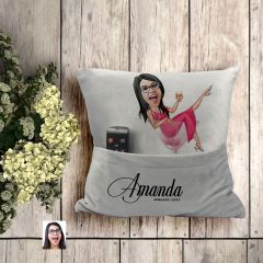 BK Gift Kişiye Özel Boss Anne Karikatür Tasarımlı Organizer Kumanda ve Atıştırmalık Cepli Gri Kırlent Yastık- 1 Arkadaşa Hediye, Cepli Yastık
