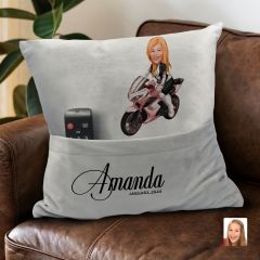 BK Gift Kişiye Özel Kadın Motorcu Karikatür Tasarımlı Organizer Kumanda ve Atıştırmalık Cepli Gri Kırlent Yastık- 2 Arkadaşa Hediye, Cepli Yastık
