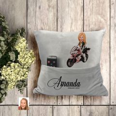 BK Gift Kişiye Özel Kadın Motorcu Karikatür Tasarımlı Organizer Kumanda ve Atıştırmalık Cepli Gri Kırlent Yastık- 2 Arkadaşa Hediye, Cepli Yastık