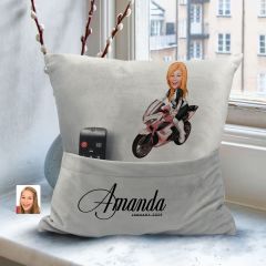 BK Gift Kişiye Özel Kadın Motorcu Karikatür Tasarımlı Organizer Kumanda ve Atıştırmalık Cepli Gri Kırlent Yastık- 2 Arkadaşa Hediye, Cepli Yastık