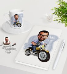 Kişiye Özel Erkek Motorcu Karikatürlü Beyaz Defter Kalem Türk Kahvesi Fincanı Seti