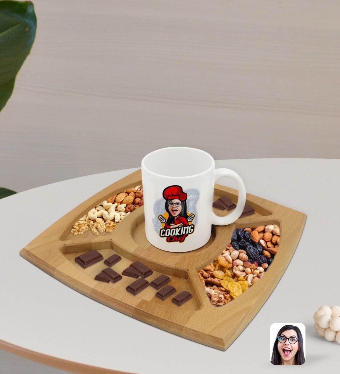 Kişiye Özel Kadın Chef Karikatürlü Beyaz Kupa ve Doğal Masif Ahşap 4 Bölmeli Sunum Tabağı Çerezlik Hediye Seti-11