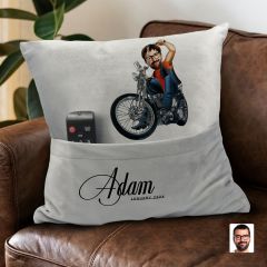 BK Gift Kişiye Özel Motorcu Karikatür Tasarımlı Organizer Kumanda ve Atıştırmalık Cepli Gri Kırlent Yastık- 5 Arkadaşa Hediye, Cepli Yastık