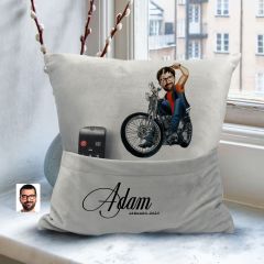 BK Gift Kişiye Özel Motorcu Karikatür Tasarımlı Organizer Kumanda ve Atıştırmalık Cepli Gri Kırlent Yastık- 5 Arkadaşa Hediye, Cepli Yastık