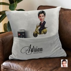 BK Gift Kişiye Özel Motorcu Karikatür Tasarımlı Organizer Kumanda ve Atıştırmalık Cepli Gri Kırlent Yastık- 3 Arkadaşa Hediye, Cepli Yastık