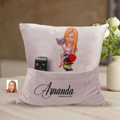 BK Gift Kişiye Özel Mezun Karikatür Tasarımlı Organizer Kumanda ve Atıştırmalık Cepli Pembe Kırlent Yastık-1 Arkadaşa Hediye, Cepli Yastık