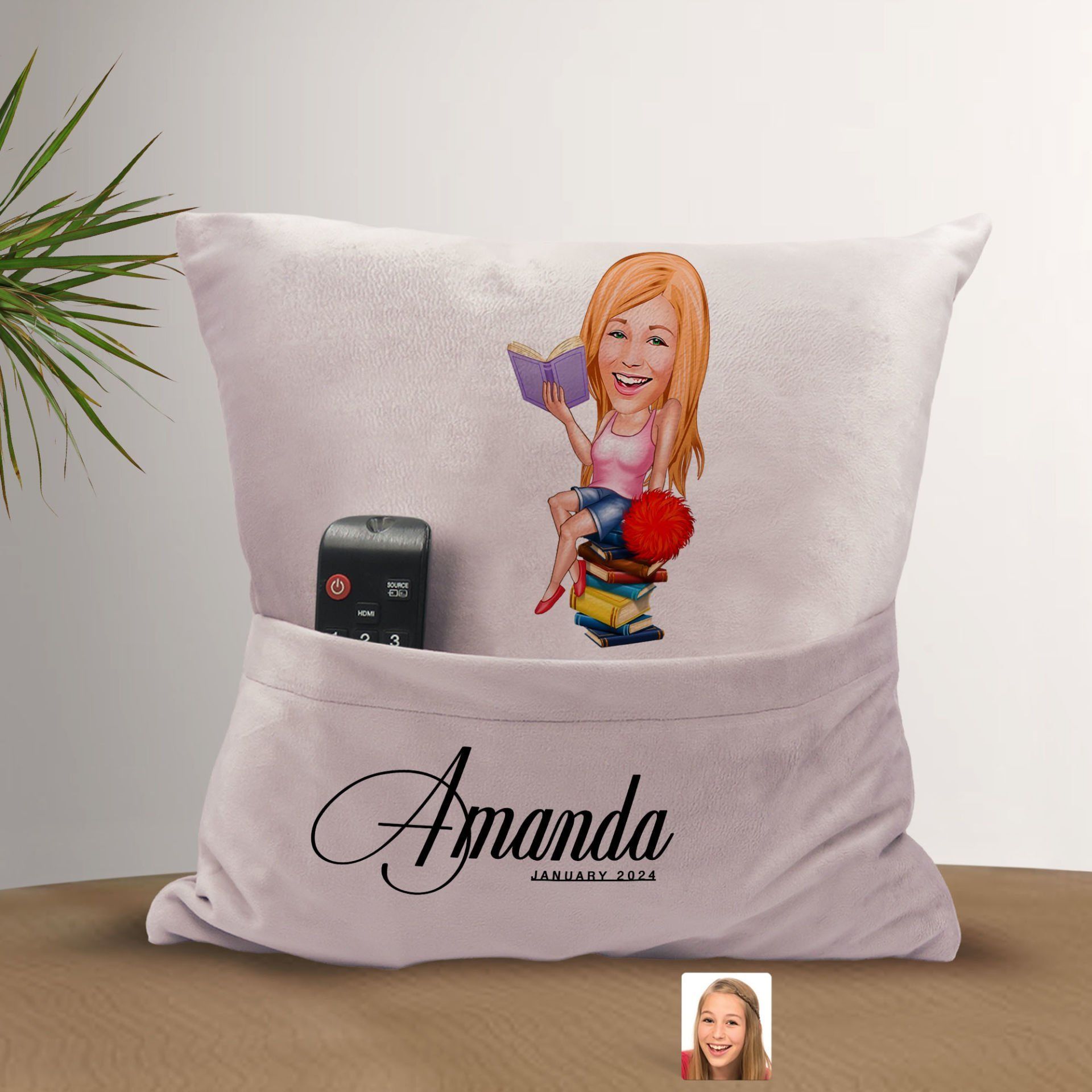 BK Gift Kişiye Özel Mezun Karikatür Tasarımlı Organizer Kumanda ve Atıştırmalık Cepli Pembe Kırlent Yastık-1 Arkadaşa Hediye, Cepli Yastık