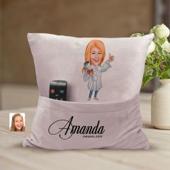 BK Gift Kişiye Özel Mezun Karikatür Tasarımlı Organizer Kumanda ve Atıştırmalık Cepli Pembe Kırlent Yastık-3 Arkadaşa Hediye, Cepli Yastık