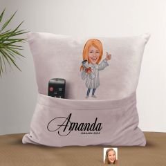 BK Gift Kişiye Özel Mezun Karikatür Tasarımlı Organizer Kumanda ve Atıştırmalık Cepli Pembe Kırlent Yastık-3 Arkadaşa Hediye, Cepli Yastık
