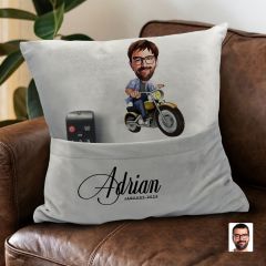BK Gift Kişiye Özel Motorcu Karikatür Tasarımlı Organizer Kumanda ve Atıştırmalık Cepli Gri Kırlent Yastık- 1 Arkadaşa Hediye, Cepli Yastık