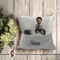 BK Gift Kişiye Özel Motorcu Karikatür Tasarımlı Organizer Kumanda ve Atıştırmalık Cepli Gri Kırlent Yastık- 1 Arkadaşa Hediye, Cepli Yastık