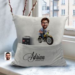 BK Gift Kişiye Özel Motorcu Karikatür Tasarımlı Organizer Kumanda ve Atıştırmalık Cepli Gri Kırlent Yastık- 1 Arkadaşa Hediye, Cepli Yastık