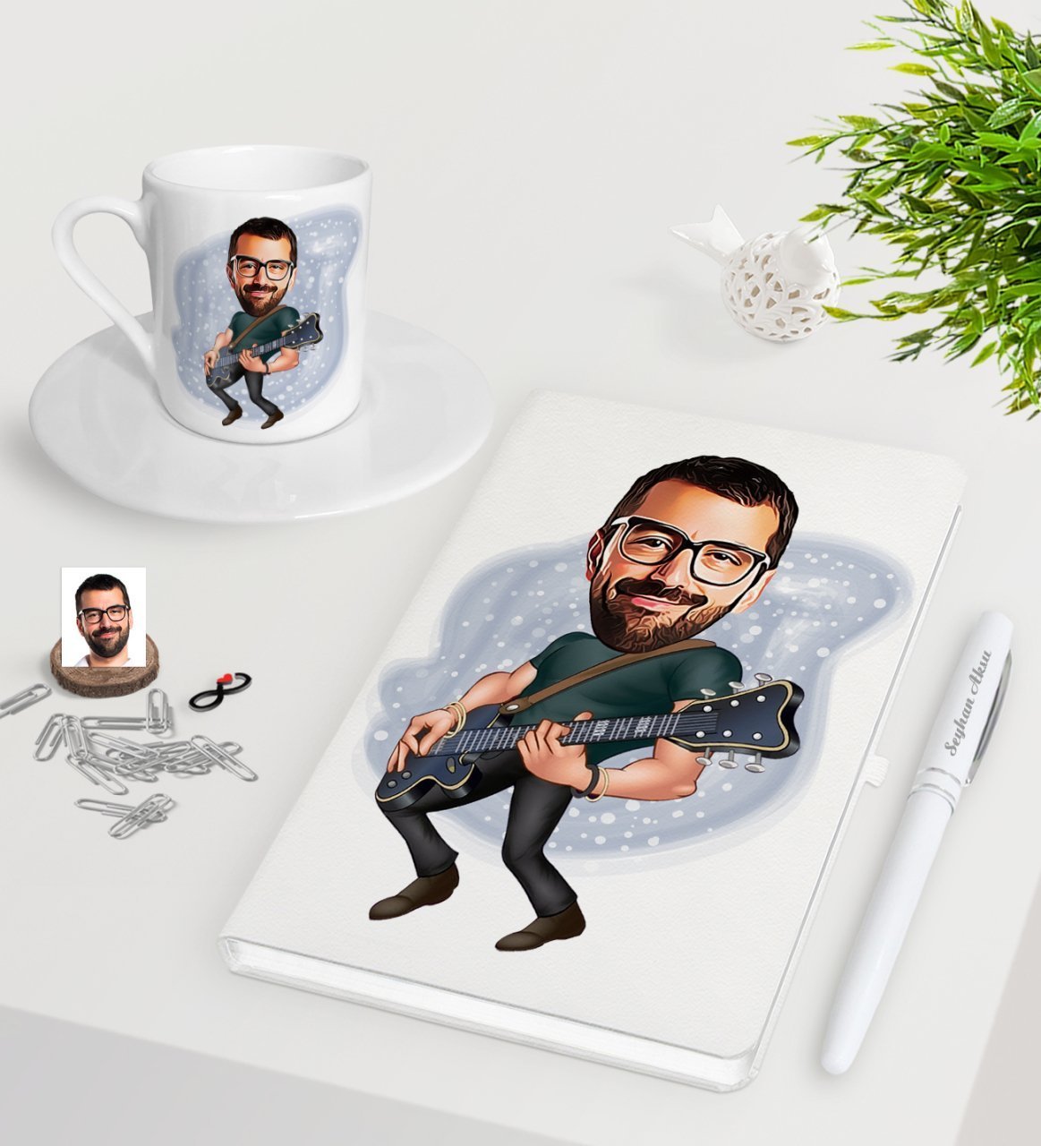 Kişiye Özel Erkek Gitarist Karikatürlü Beyaz Defter Kalem Türk Kahvesi Fincanı Seti-1