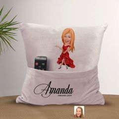 BK Gift Kişiye Özel Manken Karikatür Tasarımlı Organizer Kumanda ve Atıştırmalık Cepli Pembe Kırlent Yastık-1 Arkadaşa Hediye, Cepli Yastık