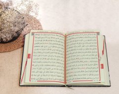 Kişiye Özel Ahşap Kutuda Kur'an-ı Kerim Seccade Tespih ve Besmele Yazılı Kolye Hediye Seti