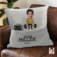 BK Gift Kişiye Özel Halterci Karikatür Tasarımlı Organizer Kumanda ve Atıştırmalık Cepli Gri Kırlent Yastık- 1 Arkadaşa Hediye, Cepli Yastık