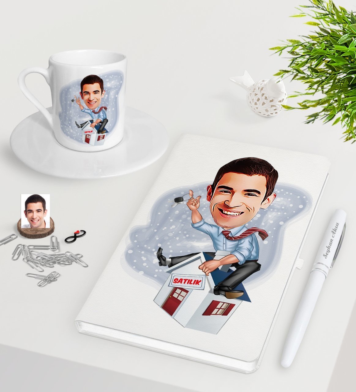 Kişiye Özel Erkek Emlakçı Karikatürlü Beyaz Defter Kalem Türk Kahvesi Fincanı Seti-1