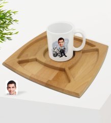Kişiye Özel Erkek Yunus Polis Karikatürlü Beyaz Kupa ve Doğal Masif Ahşap 4 Bölmeli Sunum Tabağı Çerezlik Hediye Seti-1