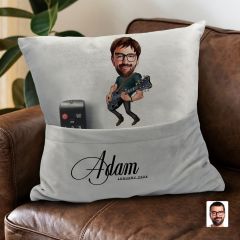 BK Gift Kişiye Özel Gitarist Karikatür Tasarımlı Organizer Kumanda ve Atıştırmalık Cepli Gri Kırlent Yastık- 1 Arkadaşa Hediye, Cepli Yastık