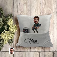 BK Gift Kişiye Özel Gitarist Karikatür Tasarımlı Organizer Kumanda ve Atıştırmalık Cepli Gri Kırlent Yastık- 1 Arkadaşa Hediye, Cepli Yastık