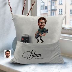 BK Gift Kişiye Özel Gitarist Karikatür Tasarımlı Organizer Kumanda ve Atıştırmalık Cepli Gri Kırlent Yastık- 1 Arkadaşa Hediye, Cepli Yastık