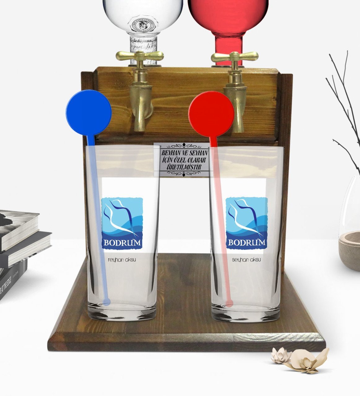 Kişiye Özel Renkli Baskılı Bodrum Tasarımlı Turistik İkili Vodka Bardağı ve Çift Musluklu Doğal Ahşap Vodka Standı-1