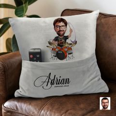 BK Gift Kişiye Özel Baterist Karikatür Tasarımlı Organizer Kumanda ve Atıştırmalık Cepli Gri Kırlent Yastık- 1 Arkadaşa Hediye, Cepli Yastık