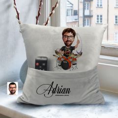 BK Gift Kişiye Özel Baterist Karikatür Tasarımlı Organizer Kumanda ve Atıştırmalık Cepli Gri Kırlent Yastık- 1 Arkadaşa Hediye, Cepli Yastık