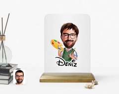 Kişiye Özel Erkek Ressam Karikatürlü Ahşap Standlı Çerçeve